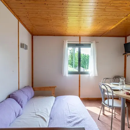 De La Vernhe キャンプ場 Saint-Amans-des-Cots